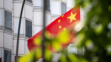 Ein chinesische Flagge weht vor der Botschaft von China in Berlin. | Bild: Hannes P. Albert/dpa +++ dpa-Bildfunk +++
